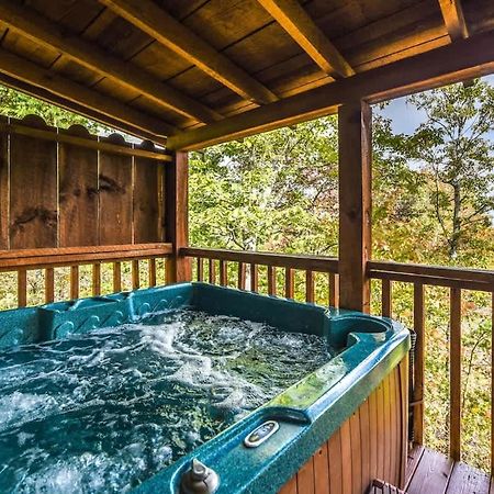 View! Cozy, Private, Fireplace, Hot Tub Log Cabin, Honeymoon! Севьервилл Экстерьер фото