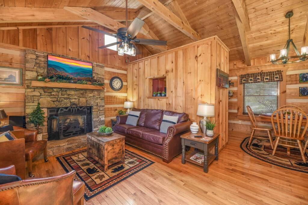 View! Cozy, Private, Fireplace, Hot Tub Log Cabin, Honeymoon! Севьервилл Экстерьер фото