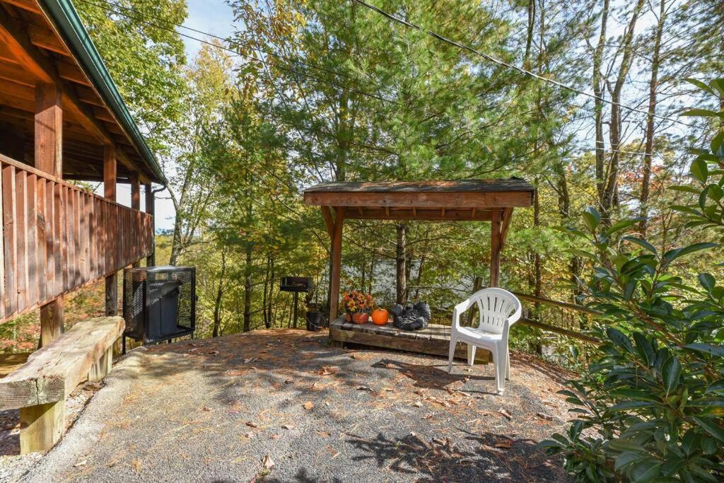 View! Cozy, Private, Fireplace, Hot Tub Log Cabin, Honeymoon! Севьервилл Экстерьер фото
