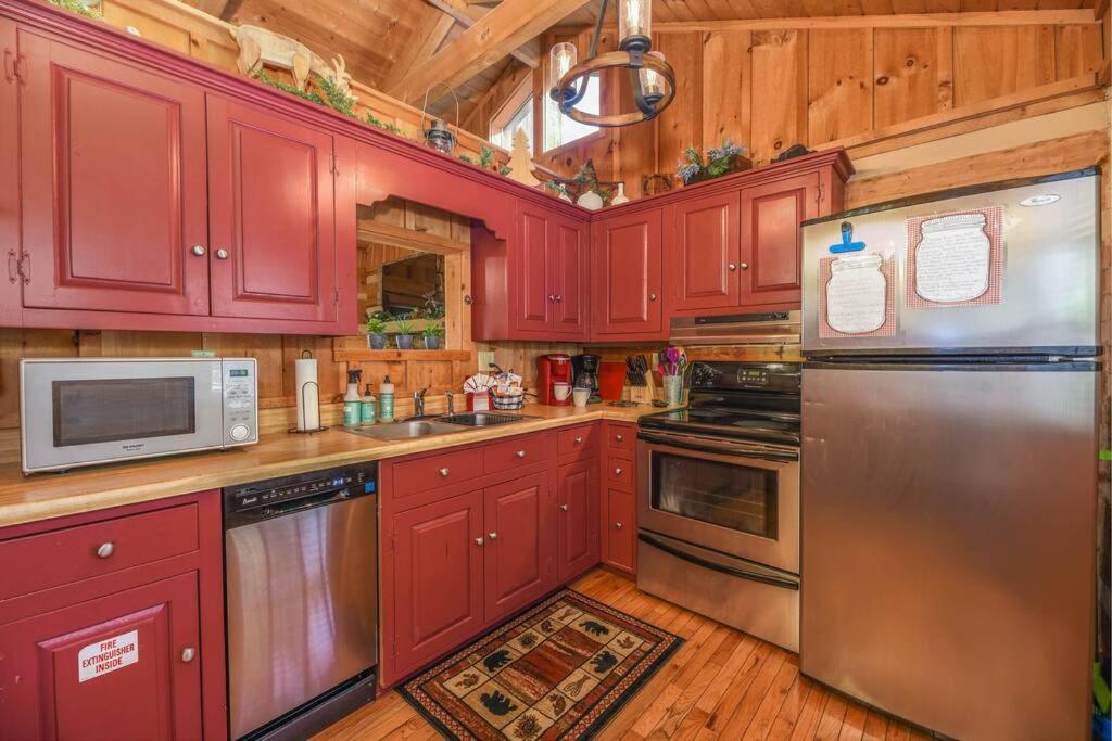 View! Cozy, Private, Fireplace, Hot Tub Log Cabin, Honeymoon! Севьервилл Экстерьер фото