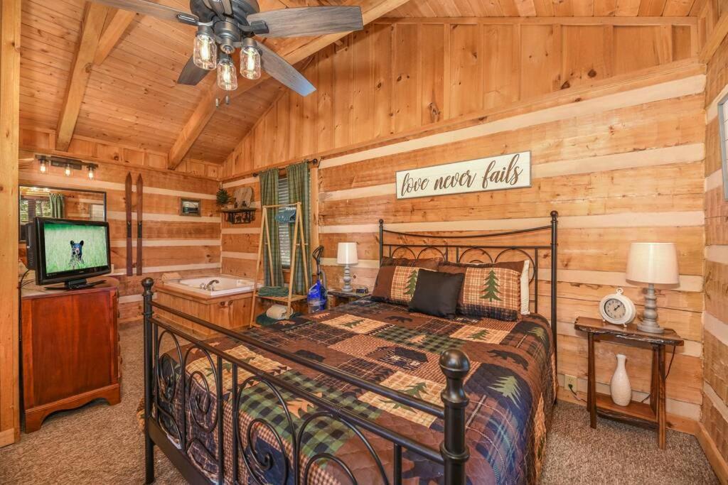 View! Cozy, Private, Fireplace, Hot Tub Log Cabin, Honeymoon! Севьервилл Экстерьер фото