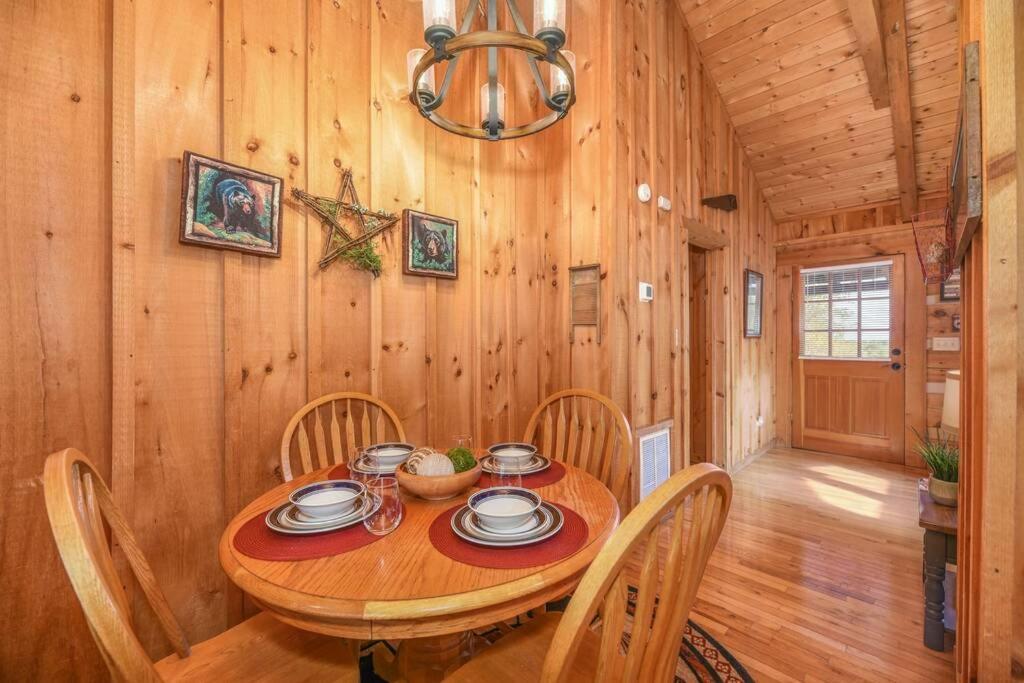 View! Cozy, Private, Fireplace, Hot Tub Log Cabin, Honeymoon! Севьервилл Экстерьер фото
