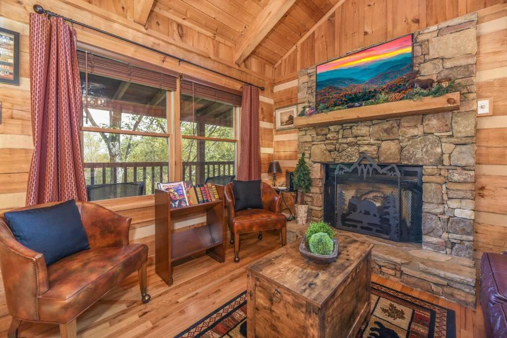 View! Cozy, Private, Fireplace, Hot Tub Log Cabin, Honeymoon! Севьервилл Экстерьер фото