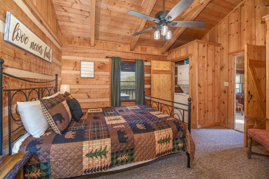 View! Cozy, Private, Fireplace, Hot Tub Log Cabin, Honeymoon! Севьервилл Экстерьер фото