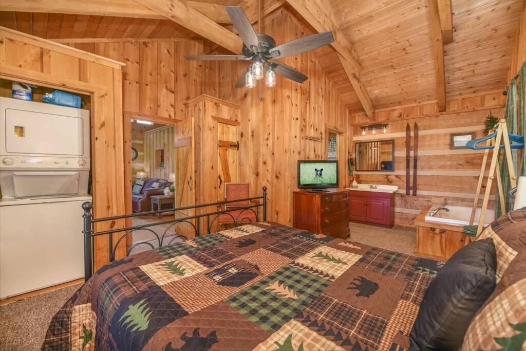 View! Cozy, Private, Fireplace, Hot Tub Log Cabin, Honeymoon! Севьервилл Экстерьер фото