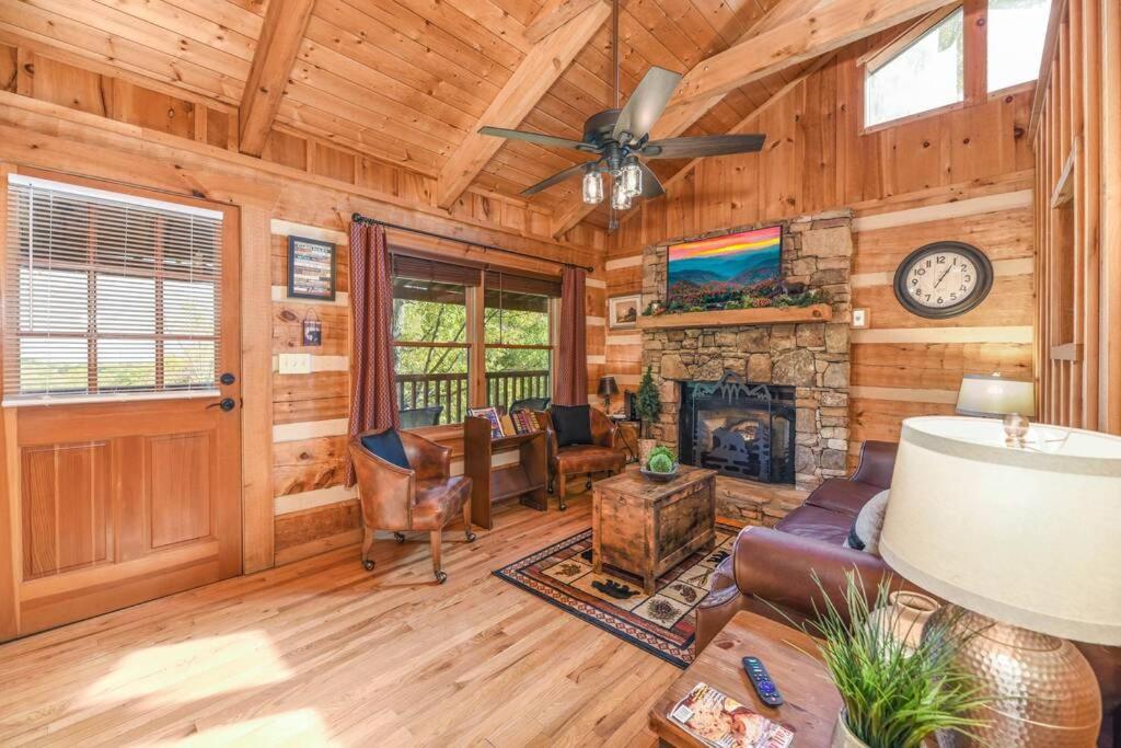 View! Cozy, Private, Fireplace, Hot Tub Log Cabin, Honeymoon! Севьервилл Экстерьер фото