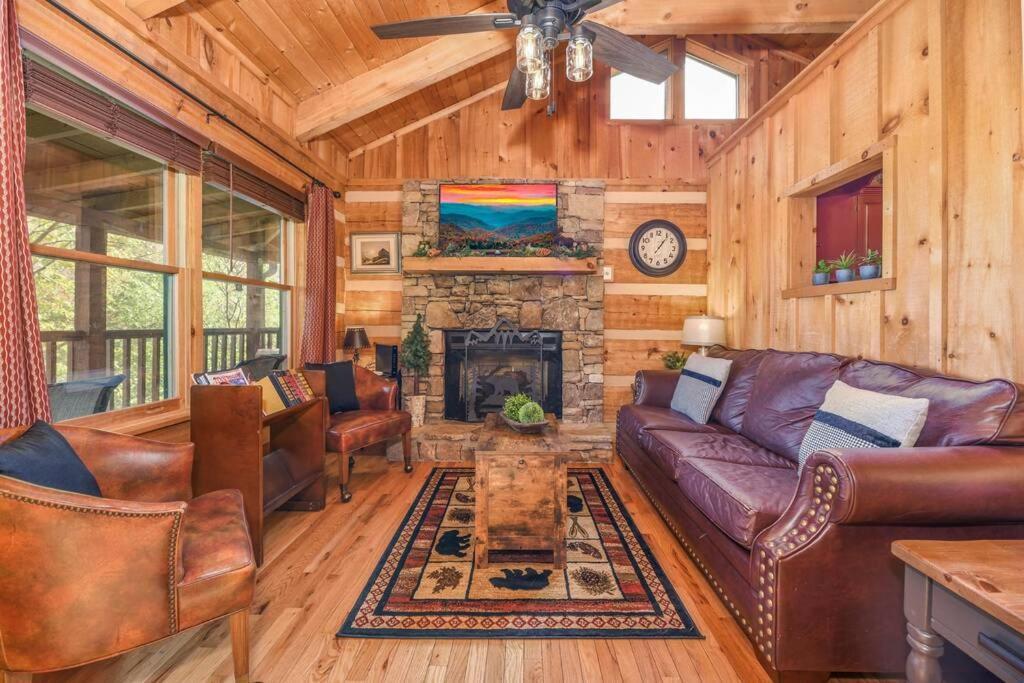 View! Cozy, Private, Fireplace, Hot Tub Log Cabin, Honeymoon! Севьервилл Экстерьер фото