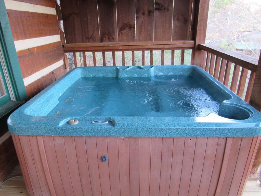 View! Cozy, Private, Fireplace, Hot Tub Log Cabin, Honeymoon! Севьервилл Экстерьер фото