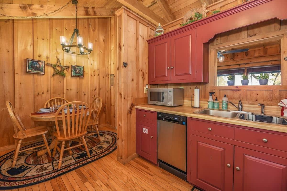 View! Cozy, Private, Fireplace, Hot Tub Log Cabin, Honeymoon! Севьервилл Экстерьер фото