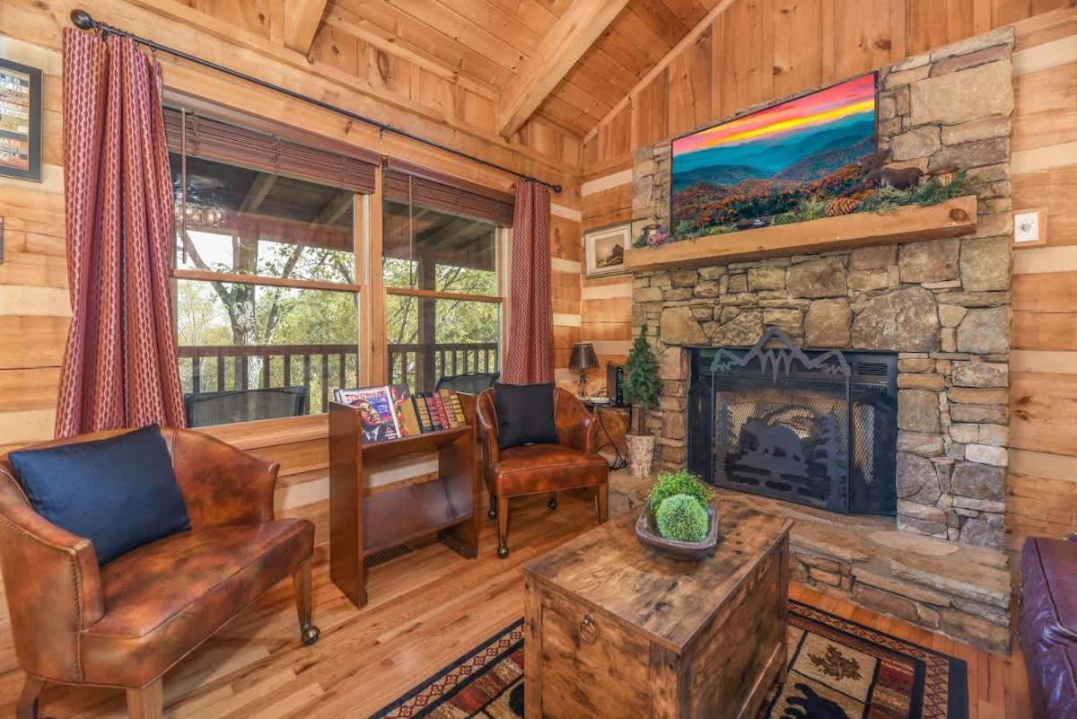 View! Cozy, Private, Fireplace, Hot Tub Log Cabin, Honeymoon! Севьервилл Экстерьер фото