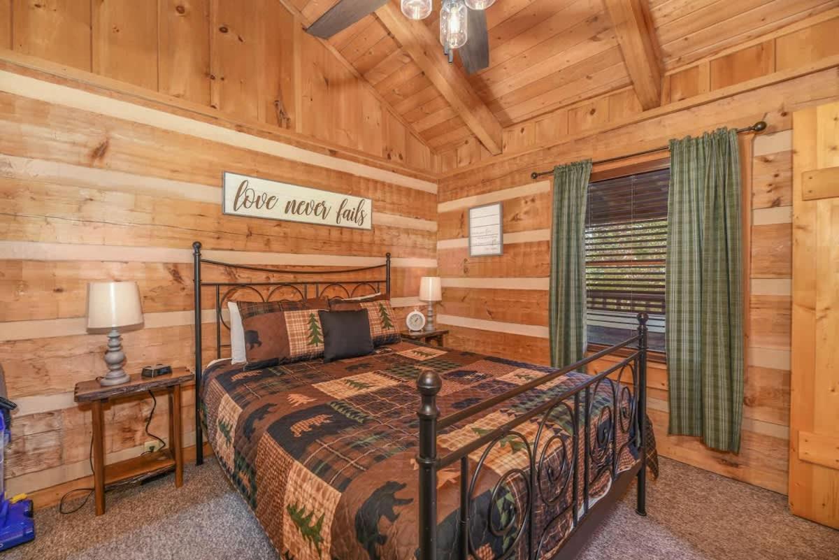 View! Cozy, Private, Fireplace, Hot Tub Log Cabin, Honeymoon! Севьервилл Экстерьер фото