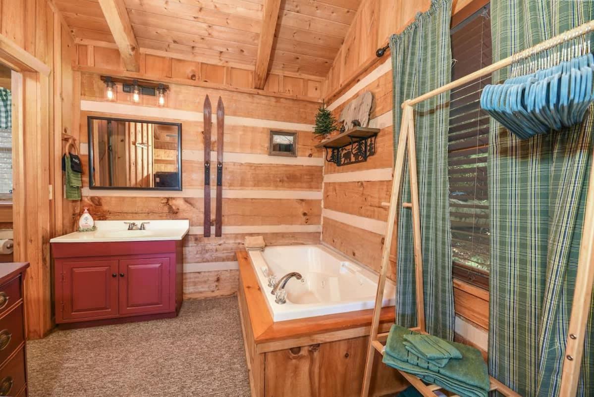View! Cozy, Private, Fireplace, Hot Tub Log Cabin, Honeymoon! Севьервилл Экстерьер фото