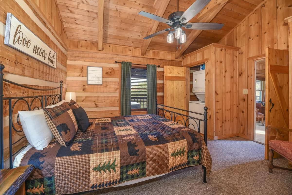 View! Cozy, Private, Fireplace, Hot Tub Log Cabin, Honeymoon! Севьервилл Экстерьер фото